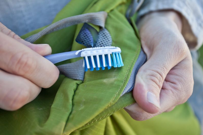 Sử dụng bàn chải để loại bỏ vết bẩn trên túi ngủ