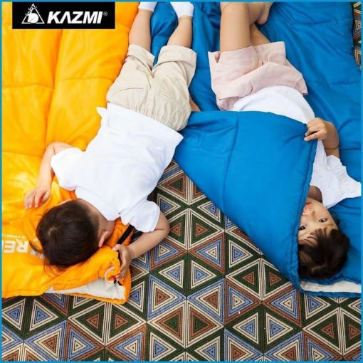 Hai đứa bé đang nằm trên túi ngủ Hàn Quốc
