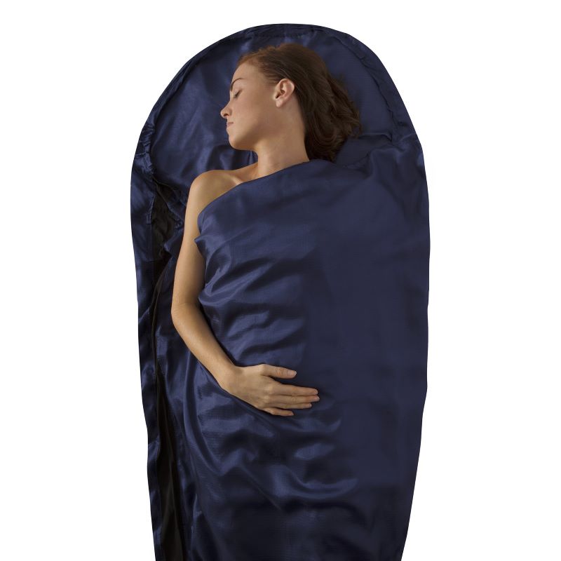 Cô gái nằm ngủ thoải mái trong Túi ngủ lụa Sea to Summit Premium Silk Travel Liner