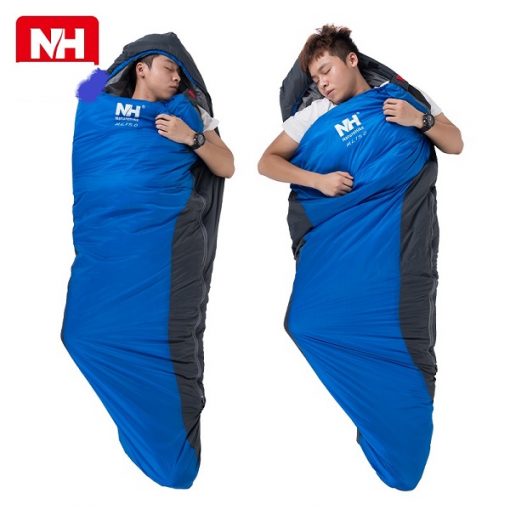 Người đàn ông ngủ thoải mái trong túi ngủ Naturehike ML150