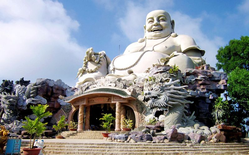 Chiêm bái tượng Phật Di Lặc khổng lồ tại chùa Phật Lớn