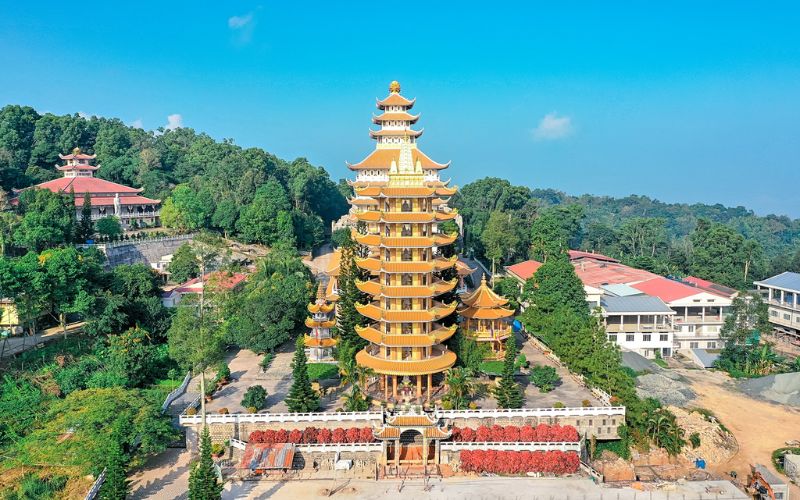 Ngắm tháp chuông 9 tầng tại chùa Vạn Linh