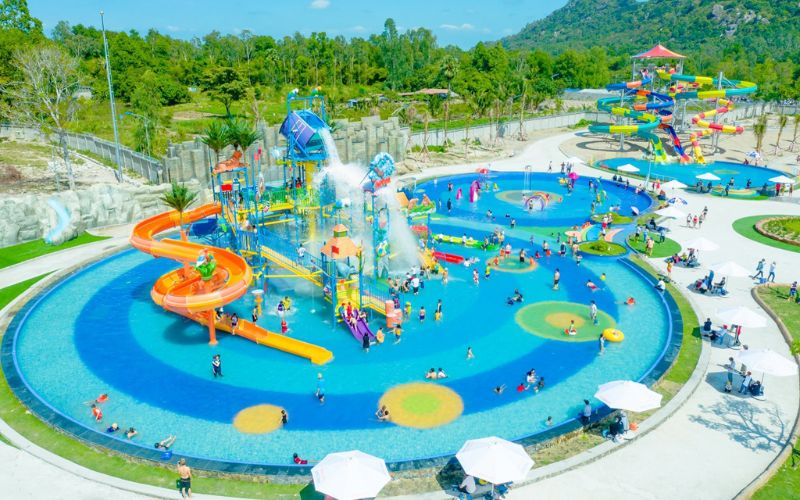 Vui chơi thỏa thích tại công viên nước Thanh Long