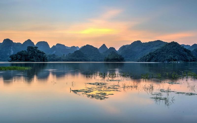 Hồ Quan Sơn – “Hạ Long trên cạn” lý tưởng cho trải nghiệm leo núi gần Hà Nội