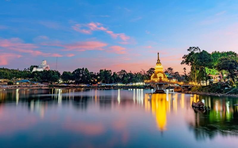 Nghỉ chân bên hồ Thủy Liêm yên ả