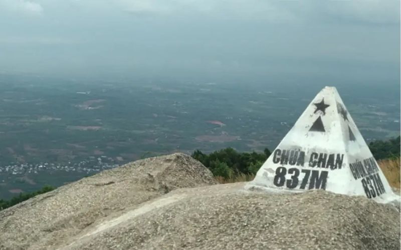 Núi Chứa Chan Gia Lào: Từ truyền thuyết linh thiêng đến điểm đến trekking lý tưởng