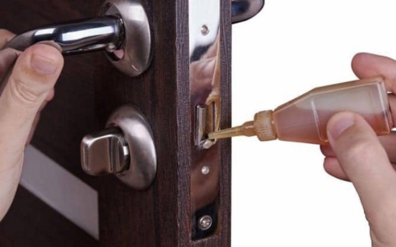 Bôi trơn bằng xăng A92 để hạn chế tình trạng kẹt khóa