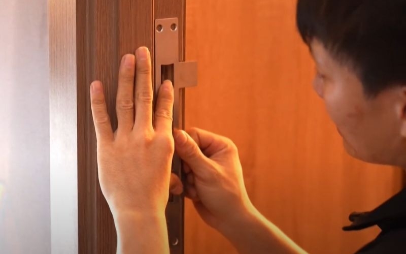 Kiểm tra độ ăn khớp giữa lỗ yếm và chốt khóa