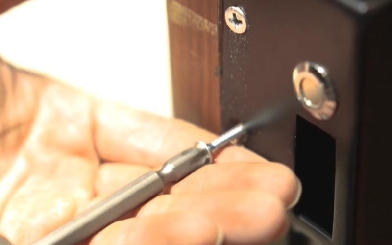 Kiểm tra và vặn chặt toàn bộ ốc vít trên khóa cửa